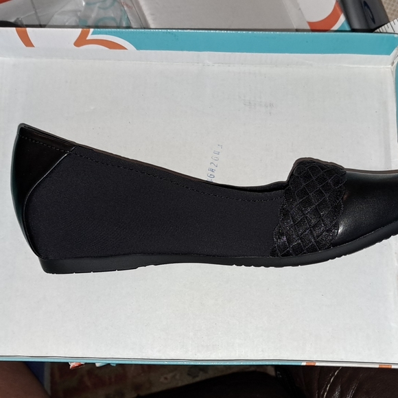 BareTraps Madie Black Slip-On Memory Foam Flats in Size 8 - Picture 3 of 5